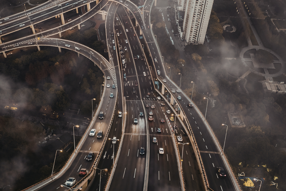 Vue aérienne échangeur autoroutier — ERP transport pour entreprises de transport routier