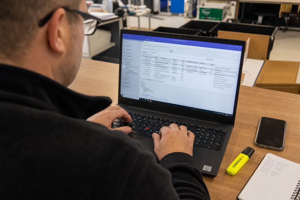 Responsable d'exploitation de transport serein grâce à la protection des données de sa flotte par un TMS certifié SOC 2 Type II.