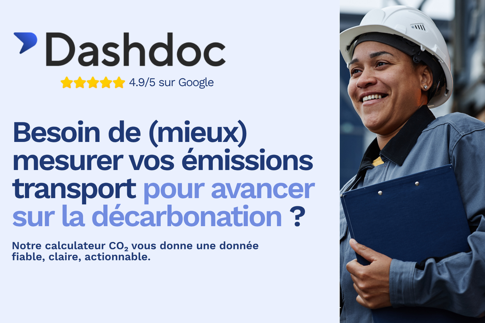 Travailleur souriant avec un casque et un clipboard, illustrant la solution Dashdoc pour mesurer le CO₂ et décarboniser le transport.          Demander à ChatGPT