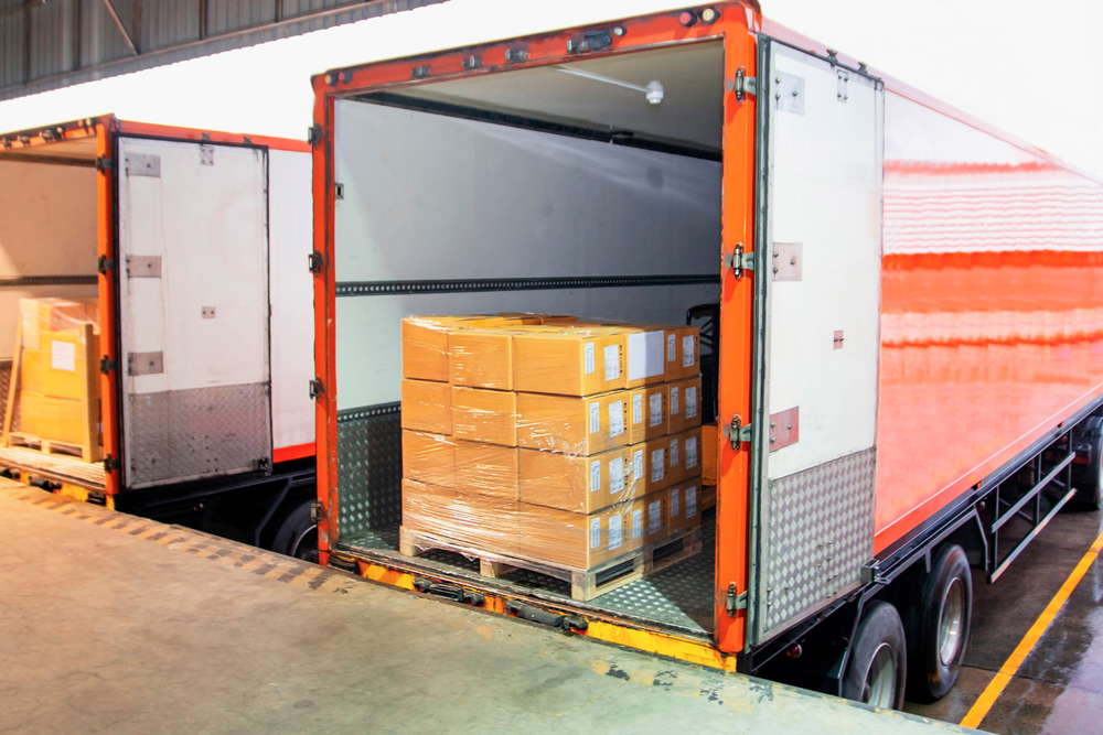 Camión en muelle de carga con palés preparados para optimizar KPIs de transporte y tasa de llenado