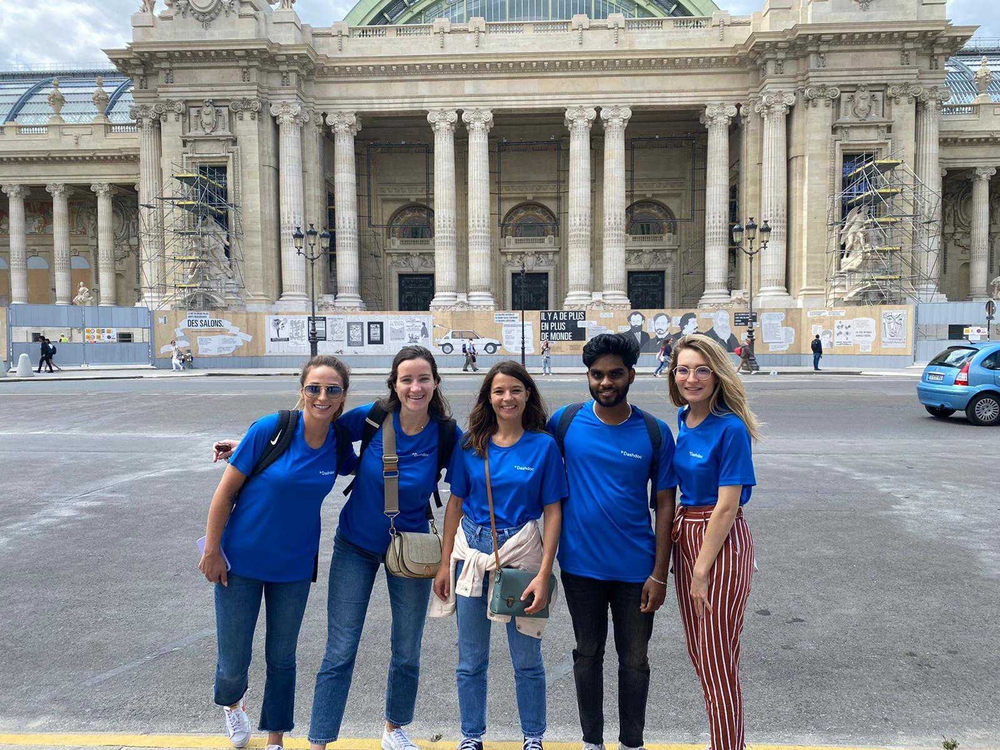 Laura, Alix, Cécile, Dhinesh et Clémence devant le Petit Palais, deuxième étape de la course.