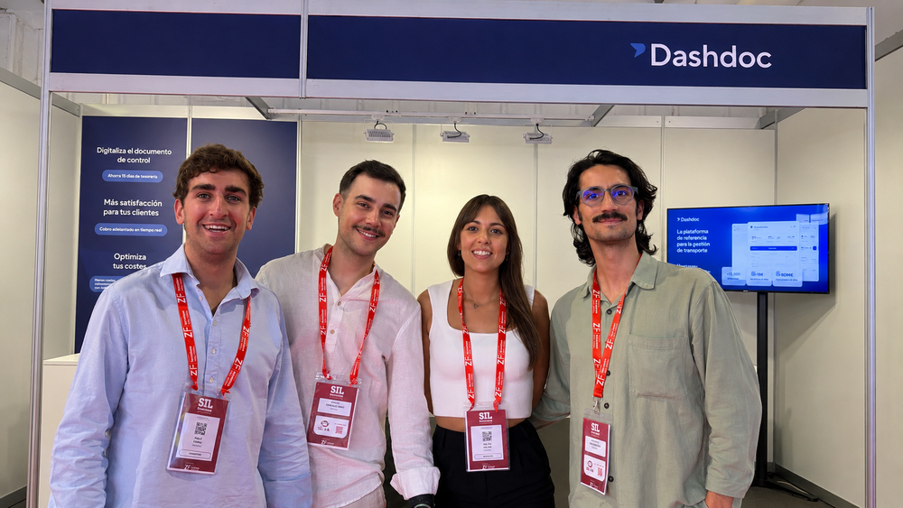 El equipo comercial de Dashdoc, con sus acreditaciones, en el stand del SIL Barcelona 2026