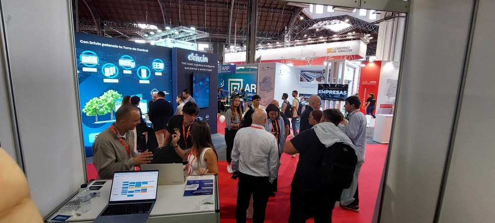 Visitantes en el stand de Dashdoc durante el SIL Barcelona 2026, con ordenadores y material informativo sobre la mesa