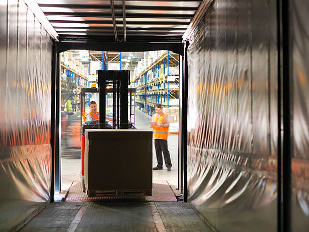 Unloading trucks thanks to well managed docks