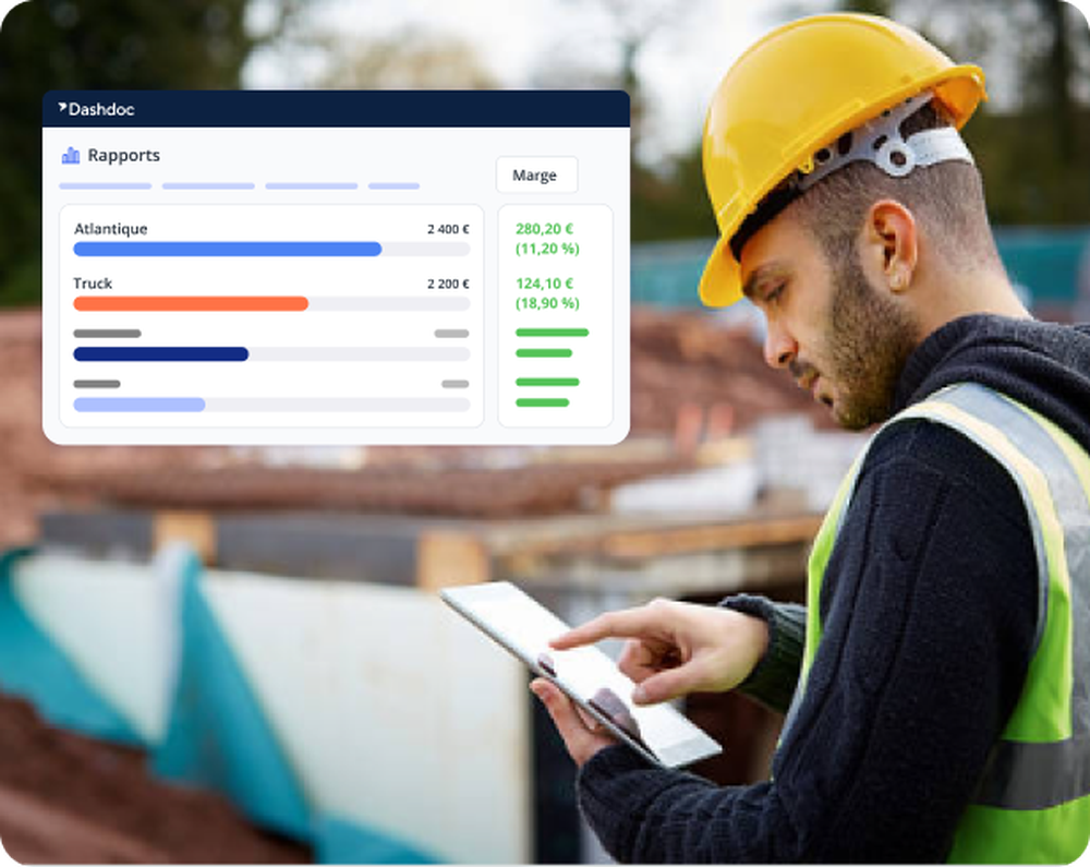 Une personne portant un casque de chantier utilise une tablette sur un site de construction, avec un tableau de bord numérique superposé affichant des rapports de camions et des données financières liées aux KPI du transport et au pilotage des flux.