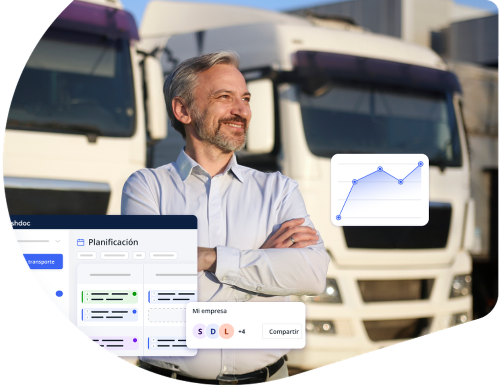 Hombre sonriente con los brazos cruzados frente a varios camiones, rodeado de gráficos digitales y elementos de planificación, representando la gestión logística moderna conforme a la LOTT.