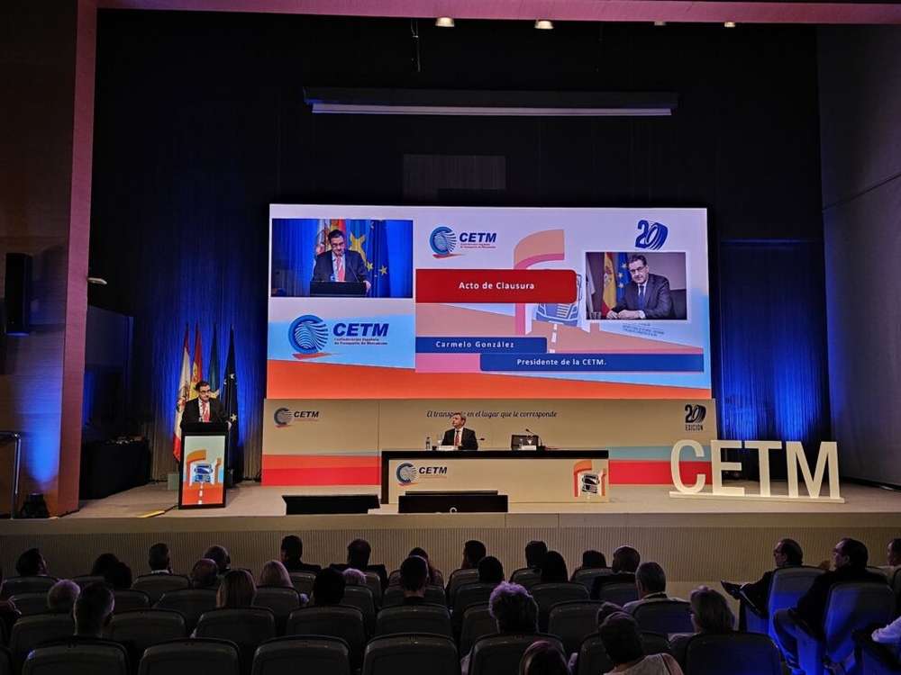Ponencia ante el público durante el 20 Congreso CETM, con el logo de la CETM en la gran pantalla