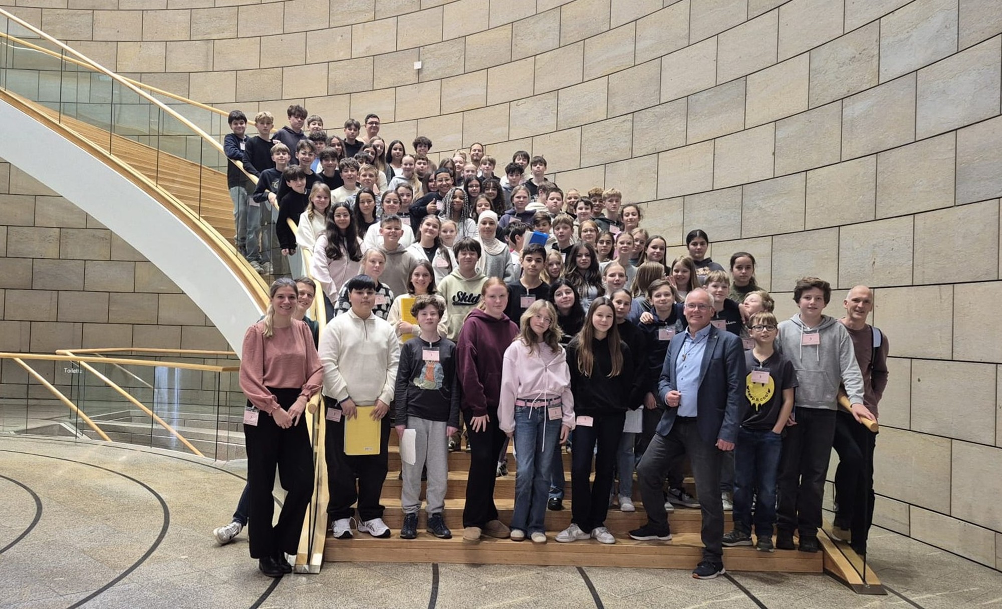 Ganze Jahrgangsstufe des NEG zu Besuch im Landtag