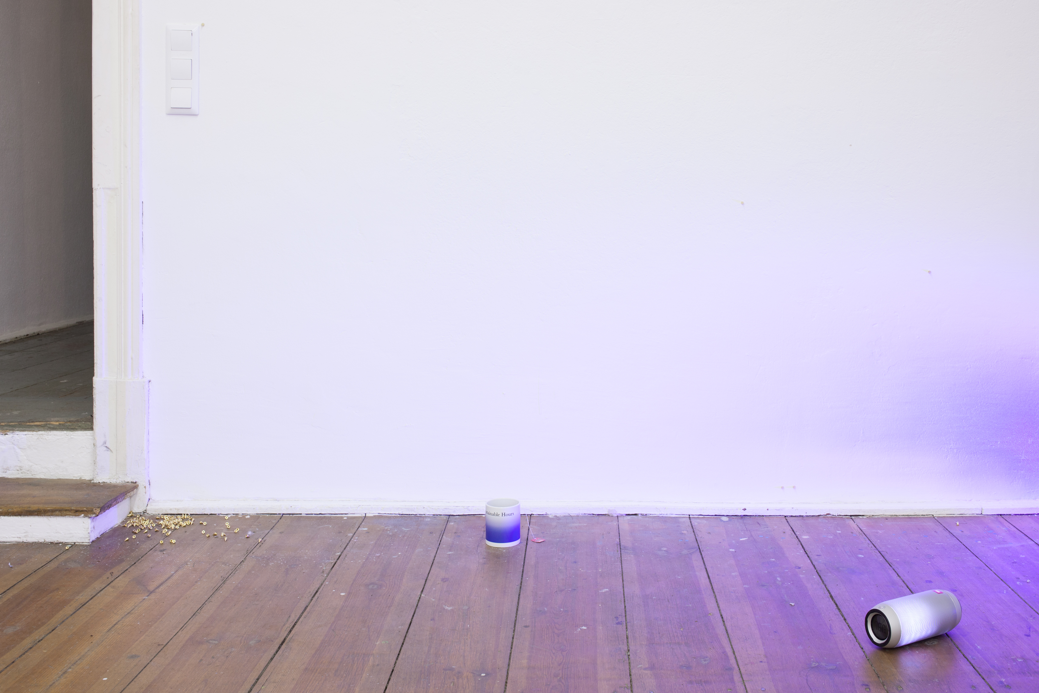 Nile Koetting, Sustainable Hours (30%), 2017. Humidified air, light, sound, studs, safety pins, english breakfast tea, mug, texts from punk music of all ages