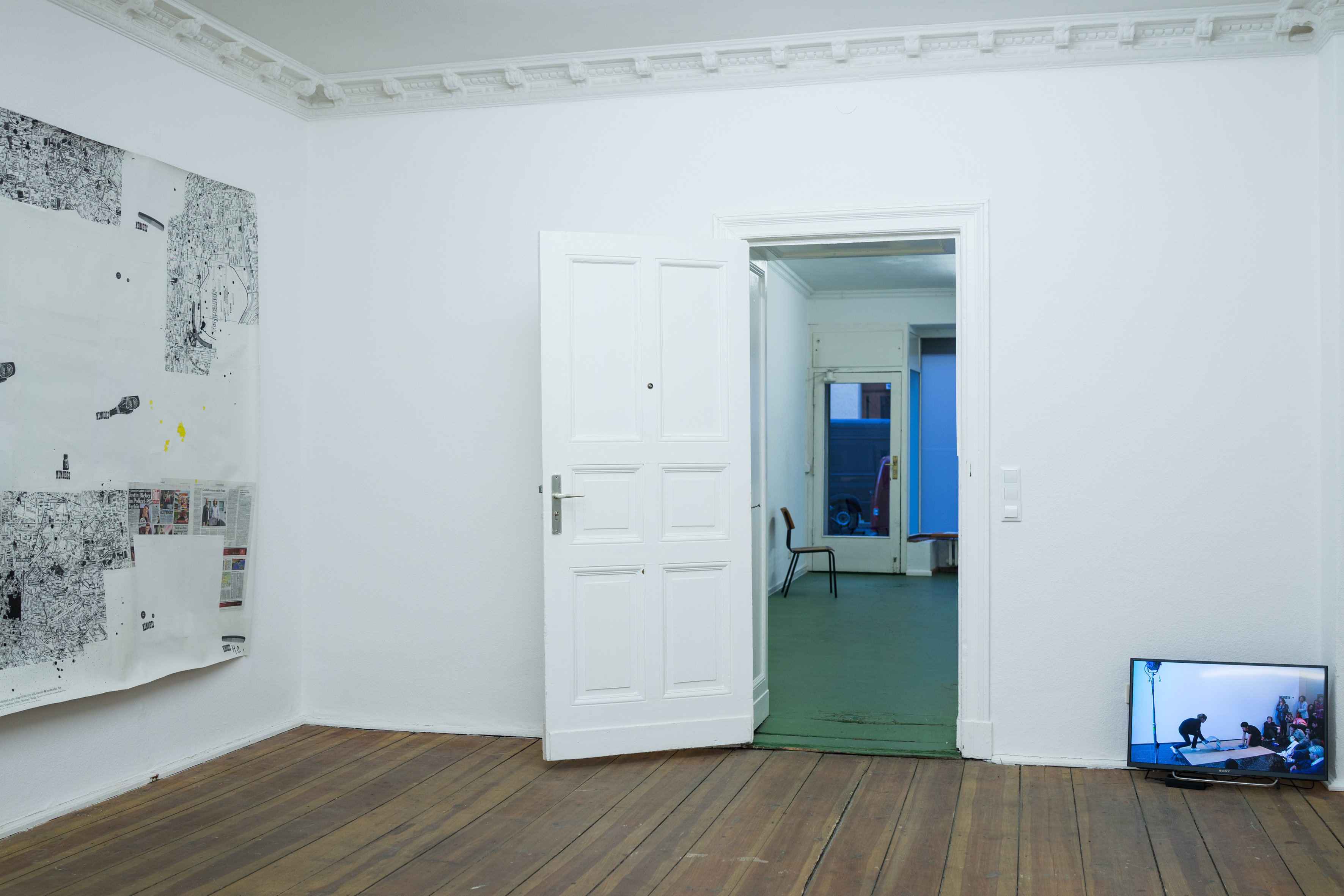 Henrik Olesen, pour la forme, (after Guy Debord / Asger Jorn: Memoires, 1959), 1998-2014; Yngve Holen, Hater Head, 2013; Ei Arakawa & Nora Schultz, Video Documentation of Countdown Performance, Moma, New York, 2011. (Photo: Between Bridges)