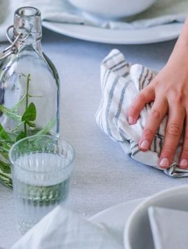 Gecoat tafellinnen wat wordt schoongemaakt
