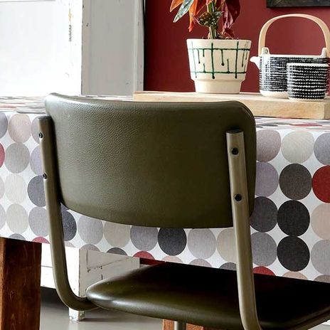 Gecoat linnen met gekleurde stippen