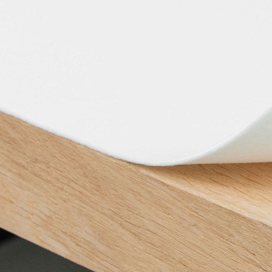 Witte tafelmolton op een houten tafel