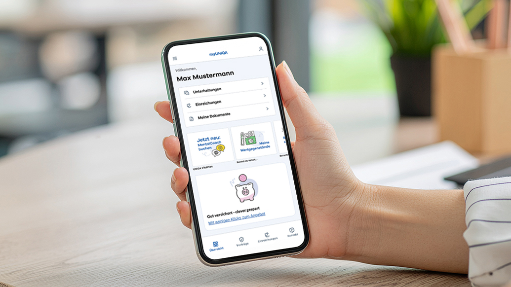 Smartphone-Screen zeigt myUNIQA App Dashboard