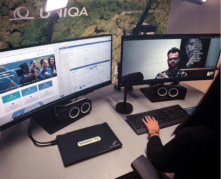 Online Versicherungsbeartung - Computerscreens