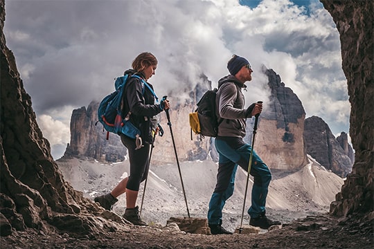 Paar beim Bergwandern im alpinen Gebiet