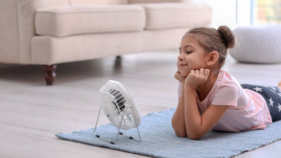 maedchen vor ventilator