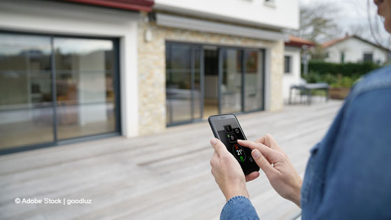 frau vor smart home