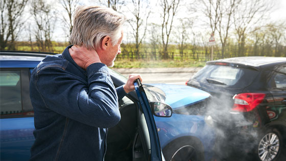 zwei Autos sind kollidiert ein Mann greift sich auf Genick