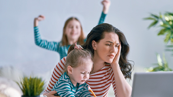 Herausforderungen der Vereinbarkeit von Beruf, Kinderbetreuung und Familienleben im Homeoffice.
