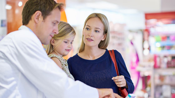 Familie in der Apotheke