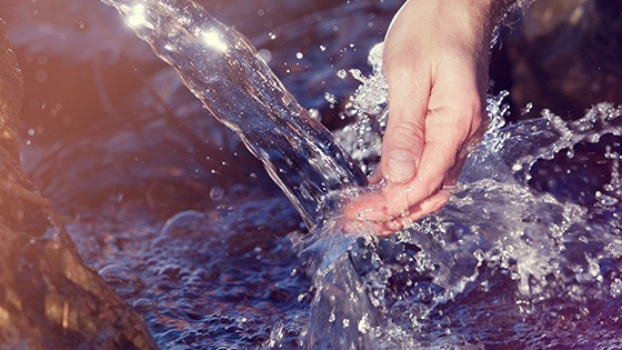 Hand im Wasser