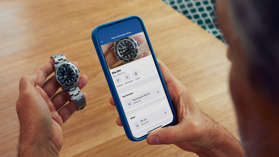 Mann macht Foto von einer Armbanduhr