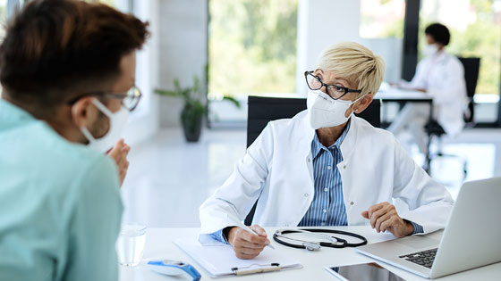 Arztgesoräch mit FFP2 Maske