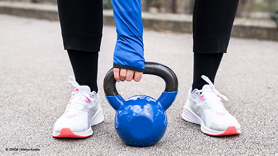 Übung mit Kettlebell