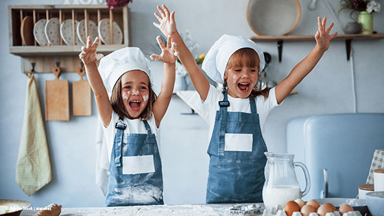 Kinder beim Kochen