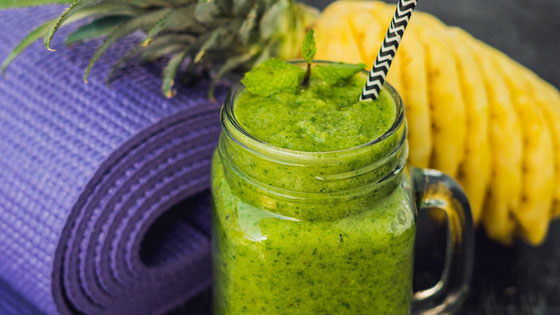 Smoothie, Ananas und Yogamatte