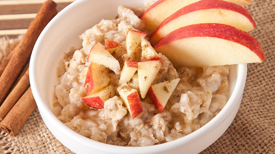 Porridge mit aufgeschnittenen Äpfeln