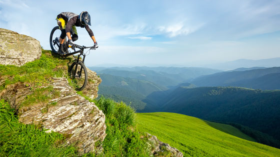 Mann beim Mountainbiken in den Bergen