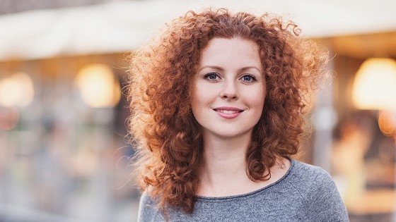 Frau schaut entspannt in die Kamera