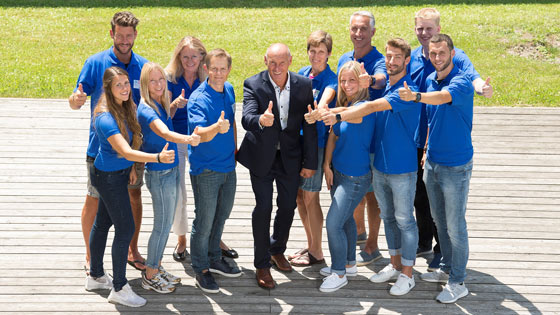 Gruppe von UNIQA Mitarbeiter:innen mit Werner Schwarz