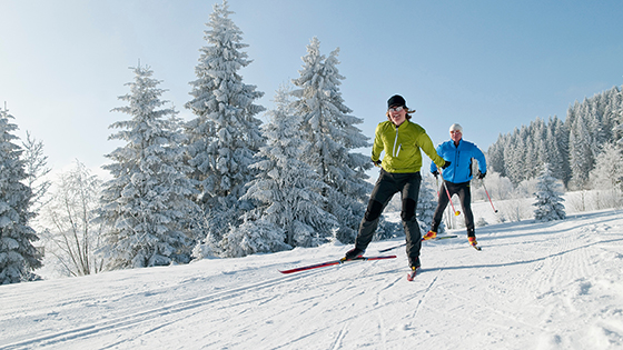 Paar beim Langlauf in verschneiter Landschaft