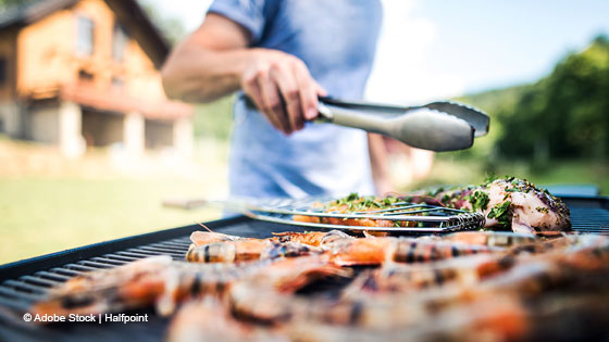 Mann beim Grillen