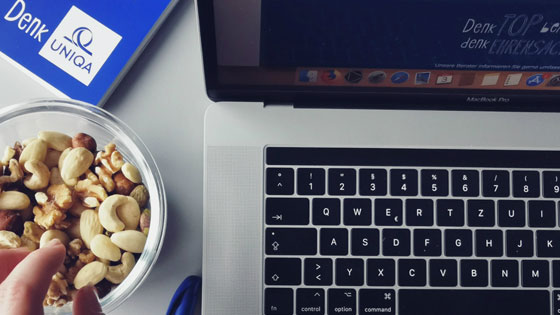Laptop und Nüsse als gesunde Snacks