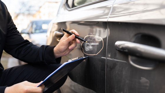 Lackschaden am Auto wird ausgebessert