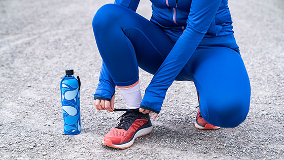 Laufschuhe werden zugebunden