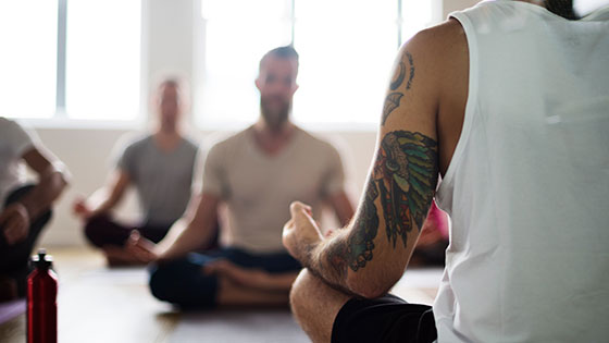 Männer beim Yoga