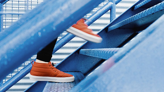 Stiegenaufgang. eine Person geht die Treppen hinauf