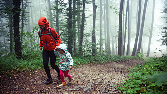 Mama und Kind im Wald - schlechtes Wetter zieht auf