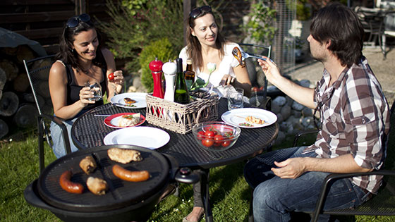 Freunde beim Grillen