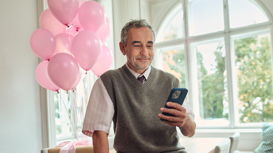 Mann mit Smartphone in der Hand