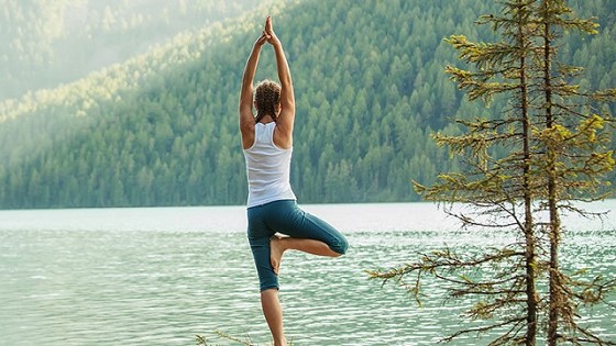 Frau beim Yoga