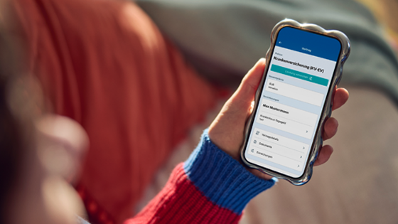 Smartphone mit MyUNIQA-App