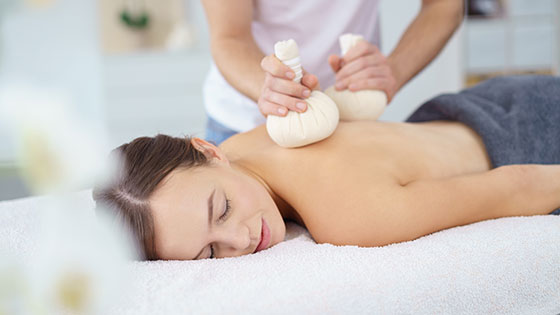 Dame bei der Massage