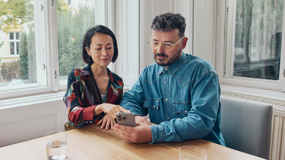 Paar macht Registrierung in der myUNIQA App