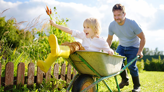 Vater und Kind spielen im Garten